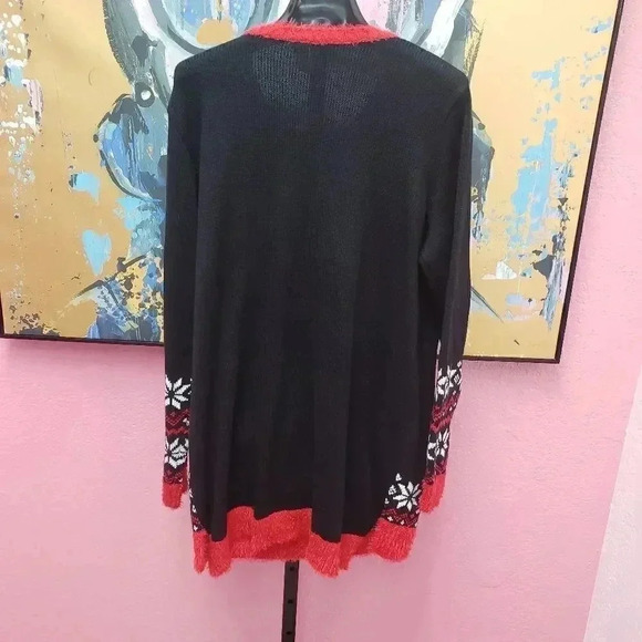 Plus Size Holiday Sweater Santa holding Present - Picture 2 of 5